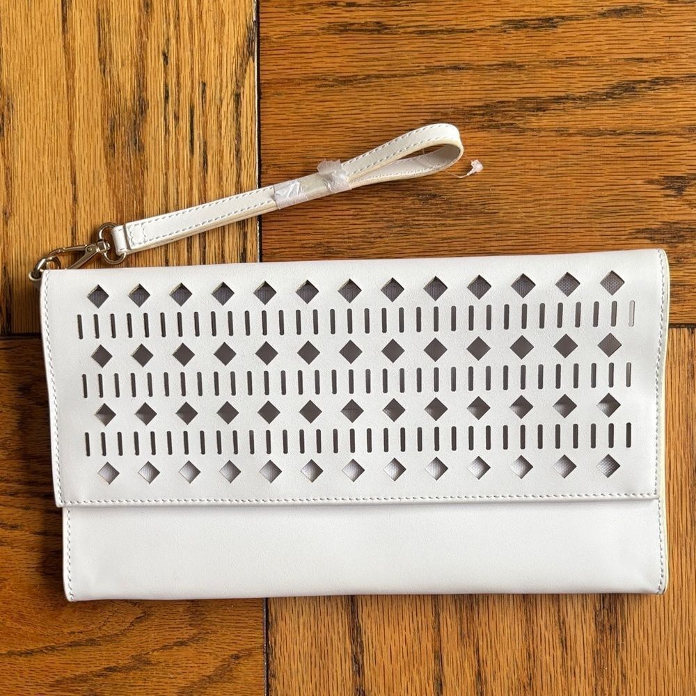 ✨NWOT✨White House Black Market Wristlet White Cutout Clutch Bag Purse